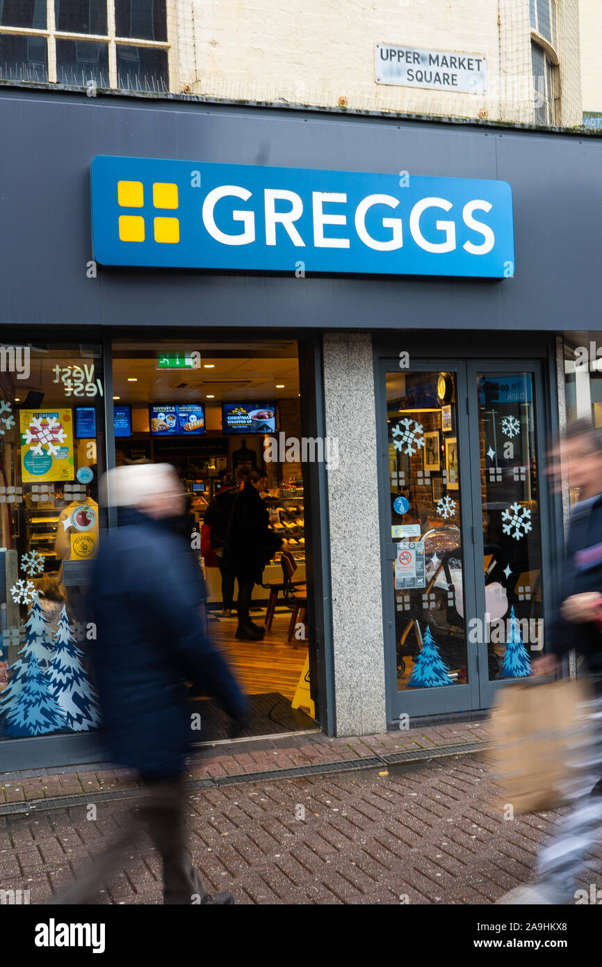 Greggs bakery ora deserto centro per lo shopping e il quartiere più povero di Longton in Stoke on Trent dove la povertà è diffusa, obesità e alimenti dannosi per la salute Foto Stock