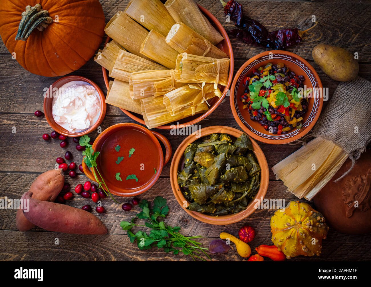 Festive Mexican tamales e contorni Foto Stock