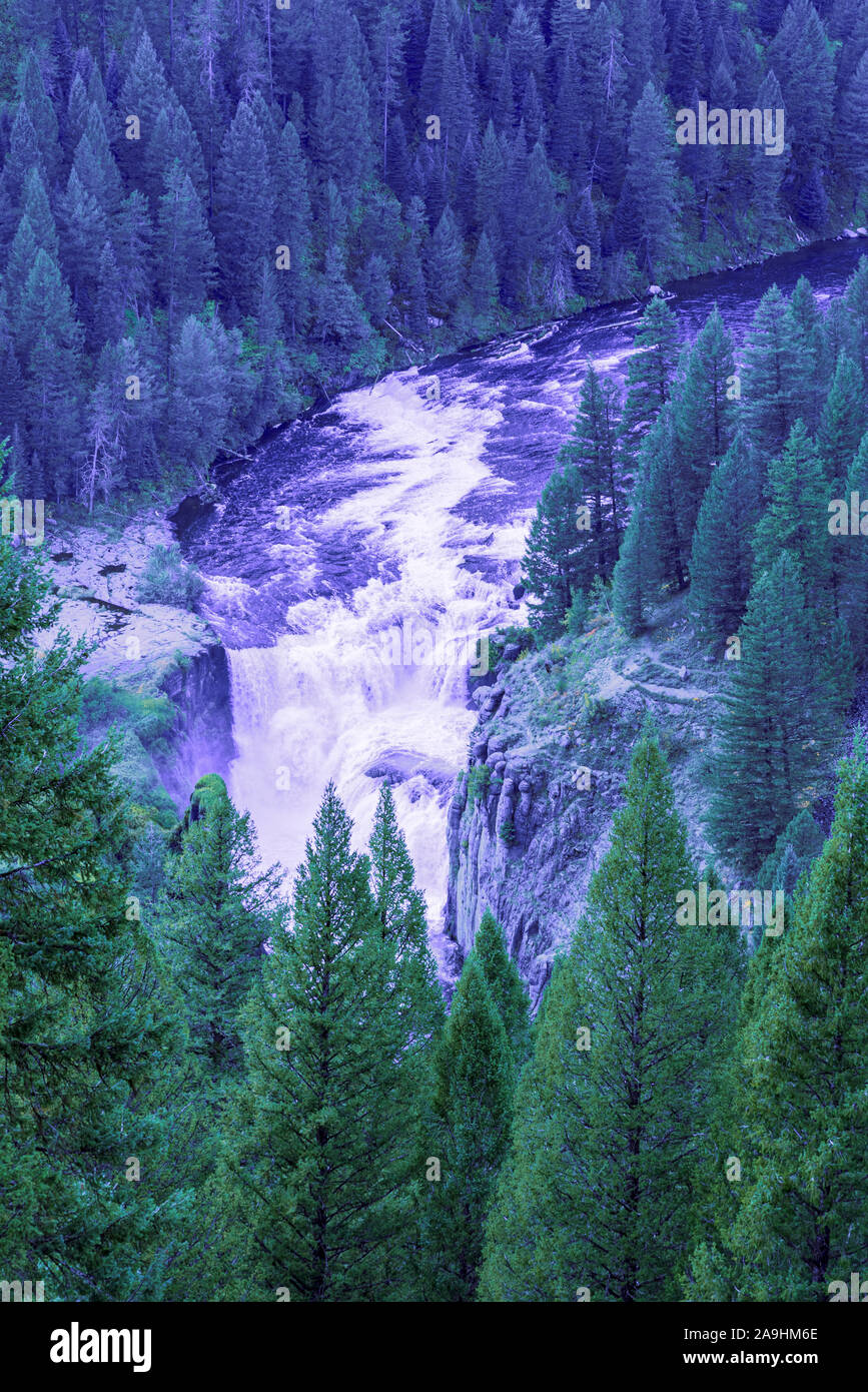 La mattina presto vista del fiume e della cascata che scorre attraverso la foresta verde. Ora blu. Foto Stock