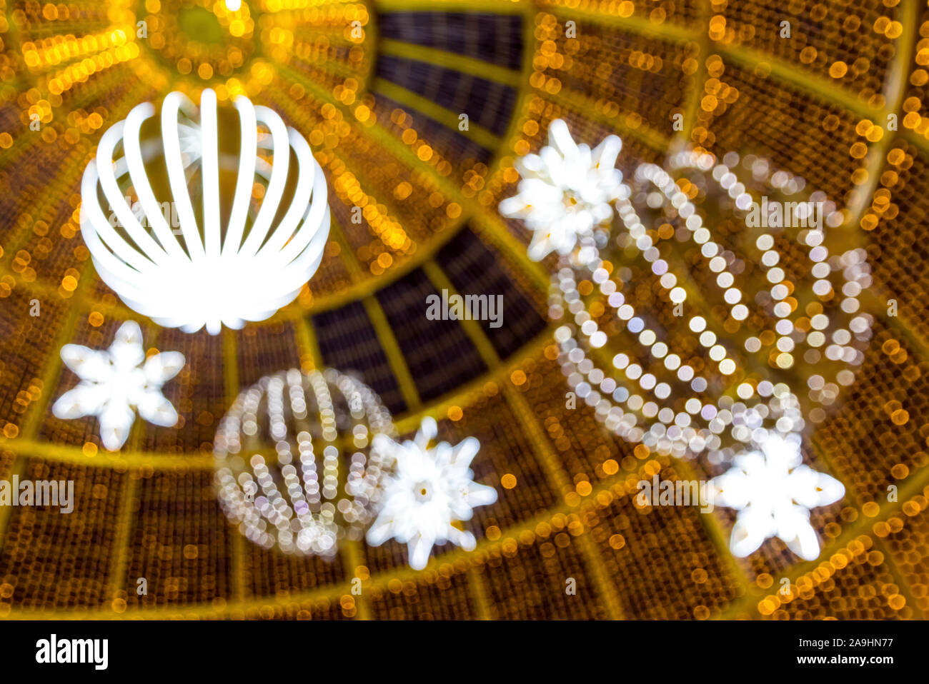 Illuminato sfocata bokeh di fondo delle luci del nuovo anno e le decorazioni di Natale Foto Stock