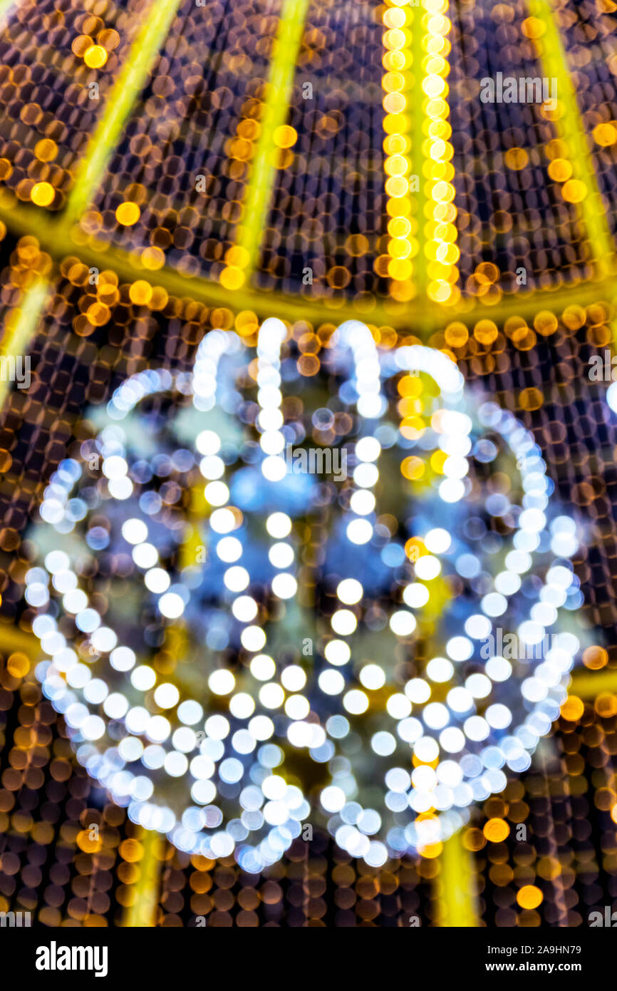 Illuminato sfocata bokeh di fondo delle luci del nuovo anno e le decorazioni di Natale Foto Stock