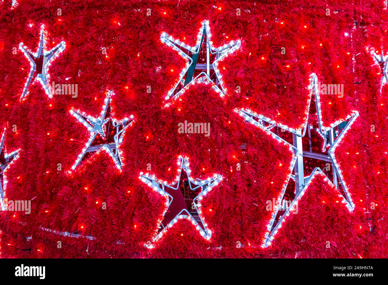 Close-up di forme a stella su un gusto nuovo anno albero. I dettagli delle vacanze di Natale decorazioni Foto Stock