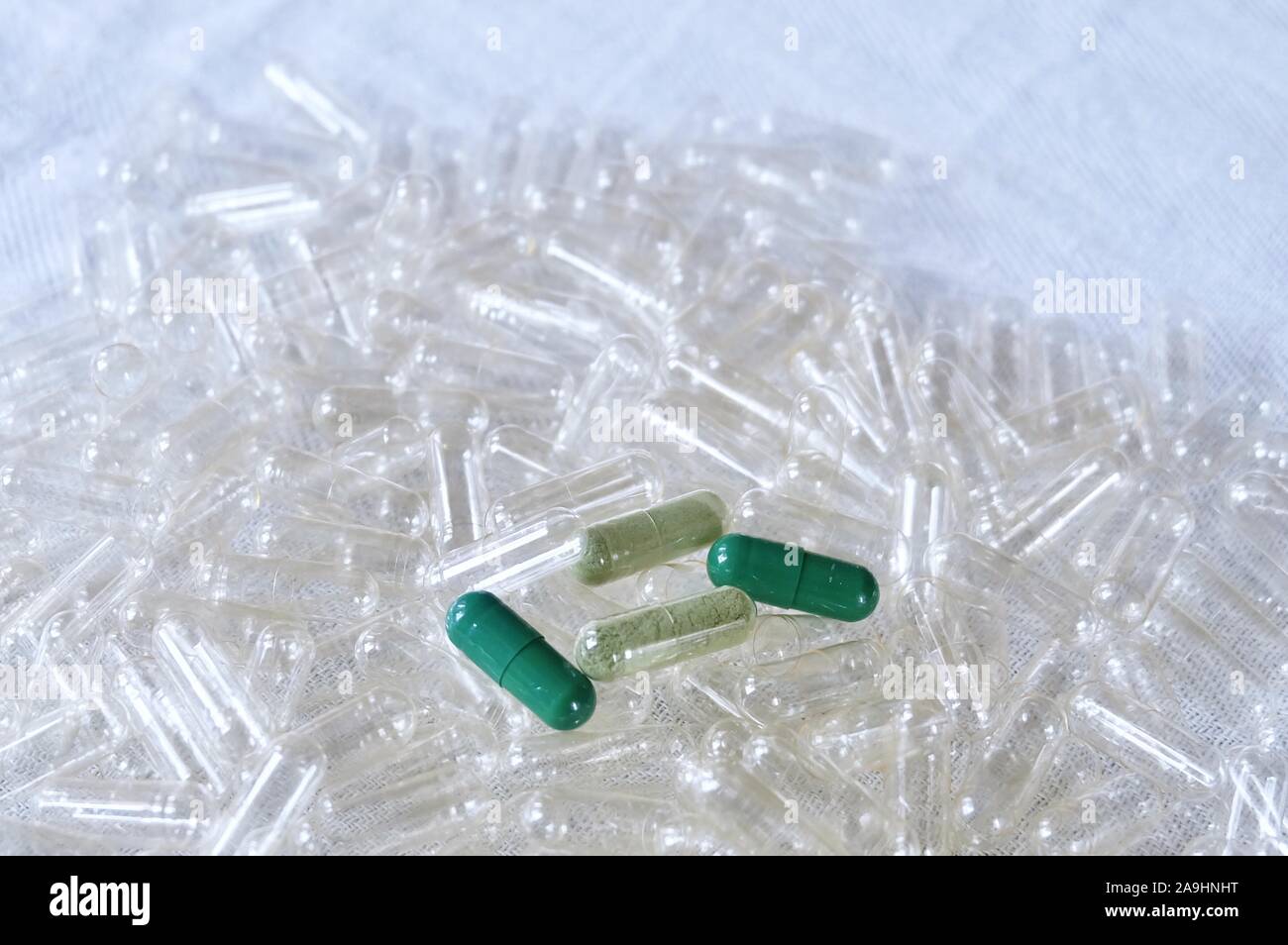 Green transparent medicine capsule on immagini e fotografie stock ad alta  risoluzione - Alamy