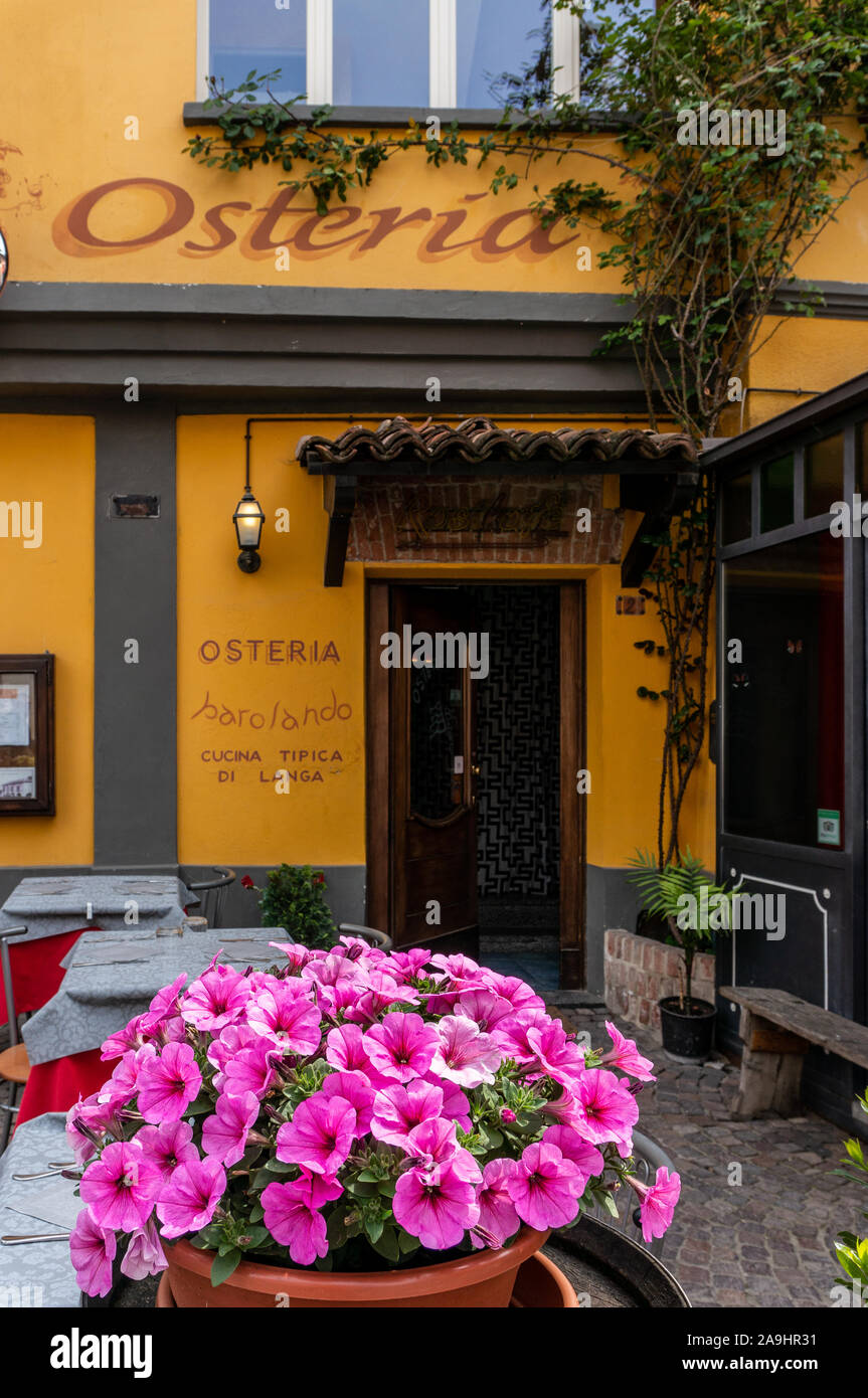 Osteria, Barolo, provincia di Cuneo, Piemonte, Italia Foto stock - Alamy