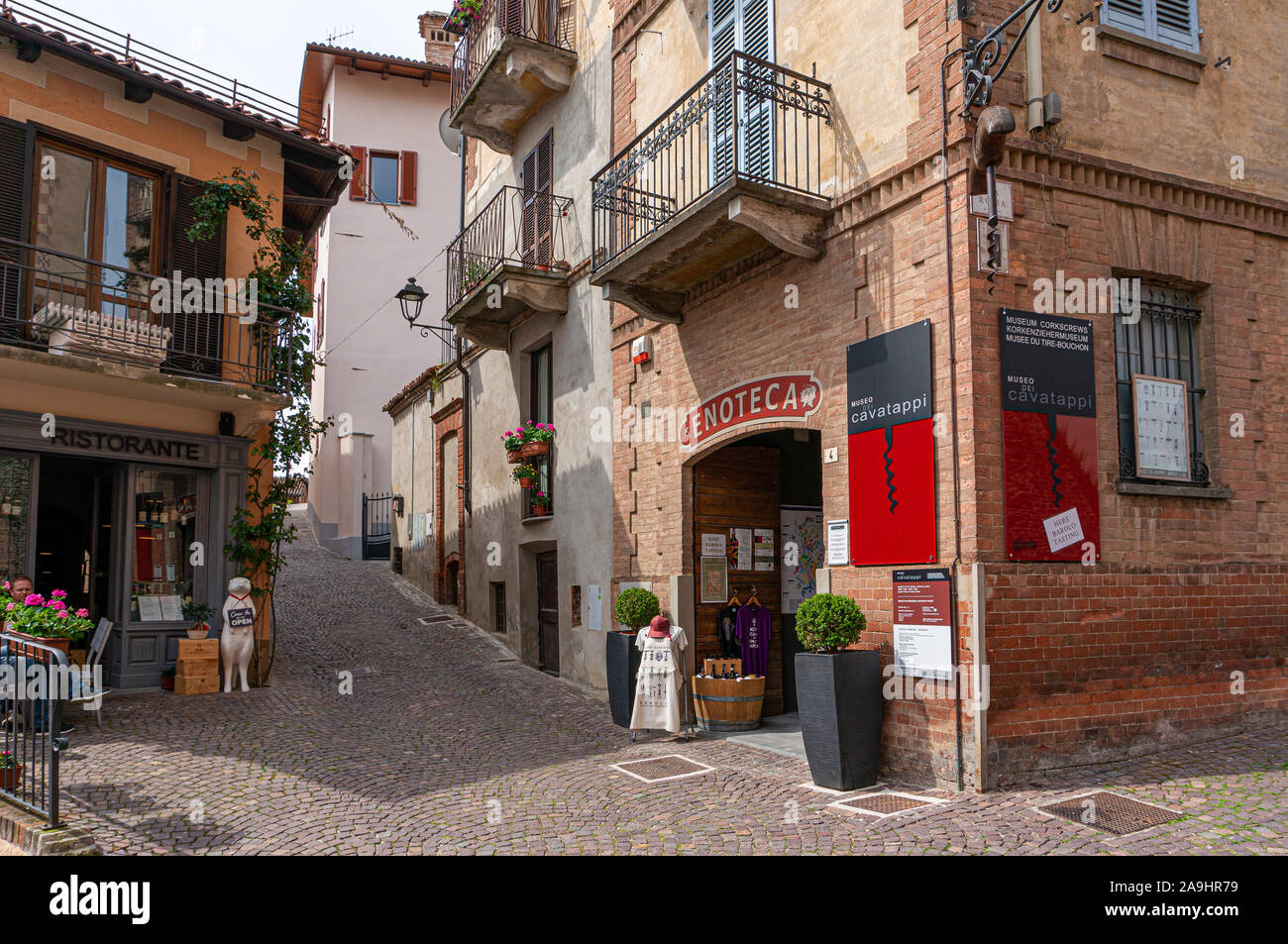 Enoteca e ristorante, Barolo, provincia di Cuneo, Italia Foto Stock