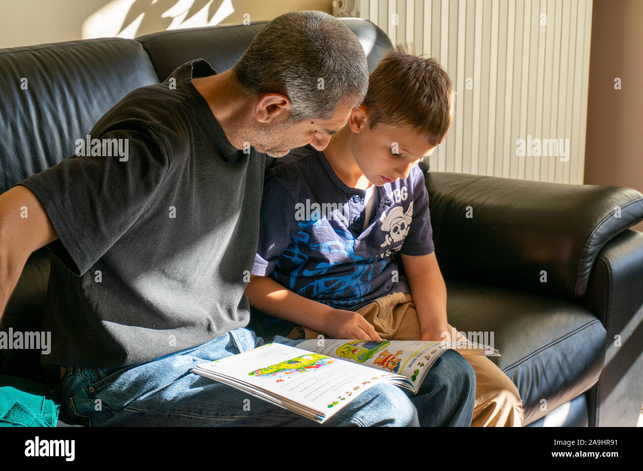 Padre aiutando il suo figlio con lezioni scolastiche, Beinette, Italia Foto Stock