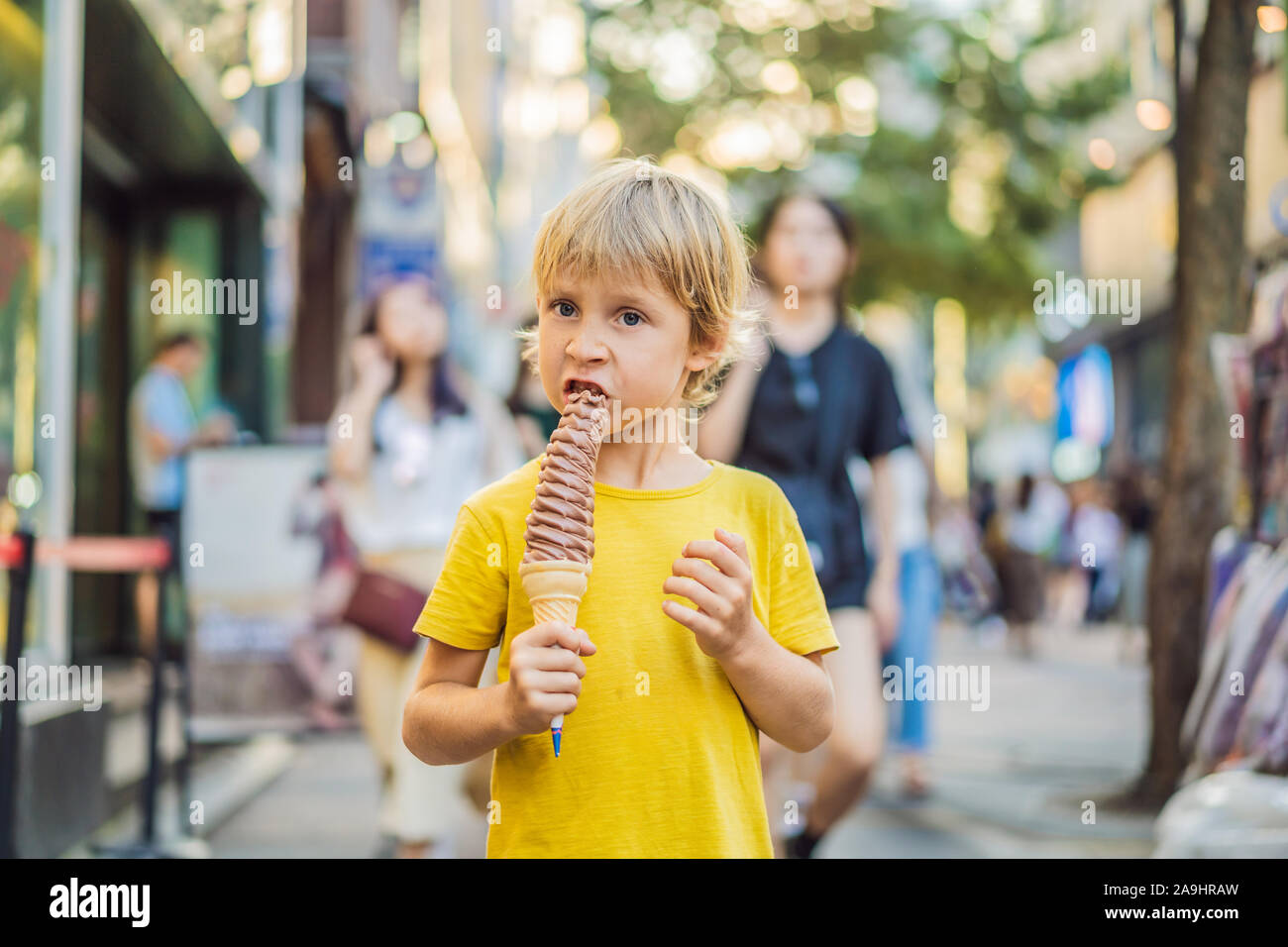 Little Boy turistiche mangiare 32 cm gelato. 1 piedi lungo il gelato. Lungo il gelato è una popolare attrazione turistica in Corea. Viaggio in Corea concept Foto Stock