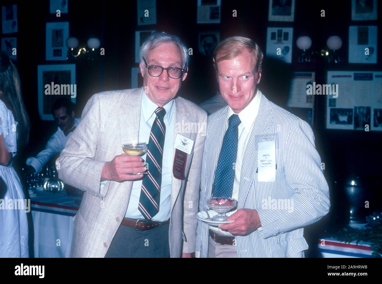 NEW ORLEANS, LA - 24 giugno: il dottor Elwood Jensen pone con il dottor Michael R. Harrison, M.D. durante il 1982 Accademia di conseguimento Golden Plate Award il 24 giugno 1982 a New Orleans, Louisiana. (Foto di Hy Peskin) *** Caption locale *** Il Dottor Elwood Jensen;il dott. Michael Harrison Foto Stock