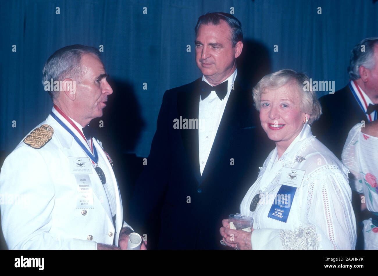 NEW ORLEANS, LA - 24 giugno: il generale John W. Vessey, Jr. colloqui con Maria Hudson durante il 1982 Accademia di conseguimento Golden Plate Award il 24 giugno 1982 a New Orleans, Louisiana. (Foto di Hy Peskin) *** Caption locale *** John W. Vessey, Jr.;Maria Hudson Foto Stock
