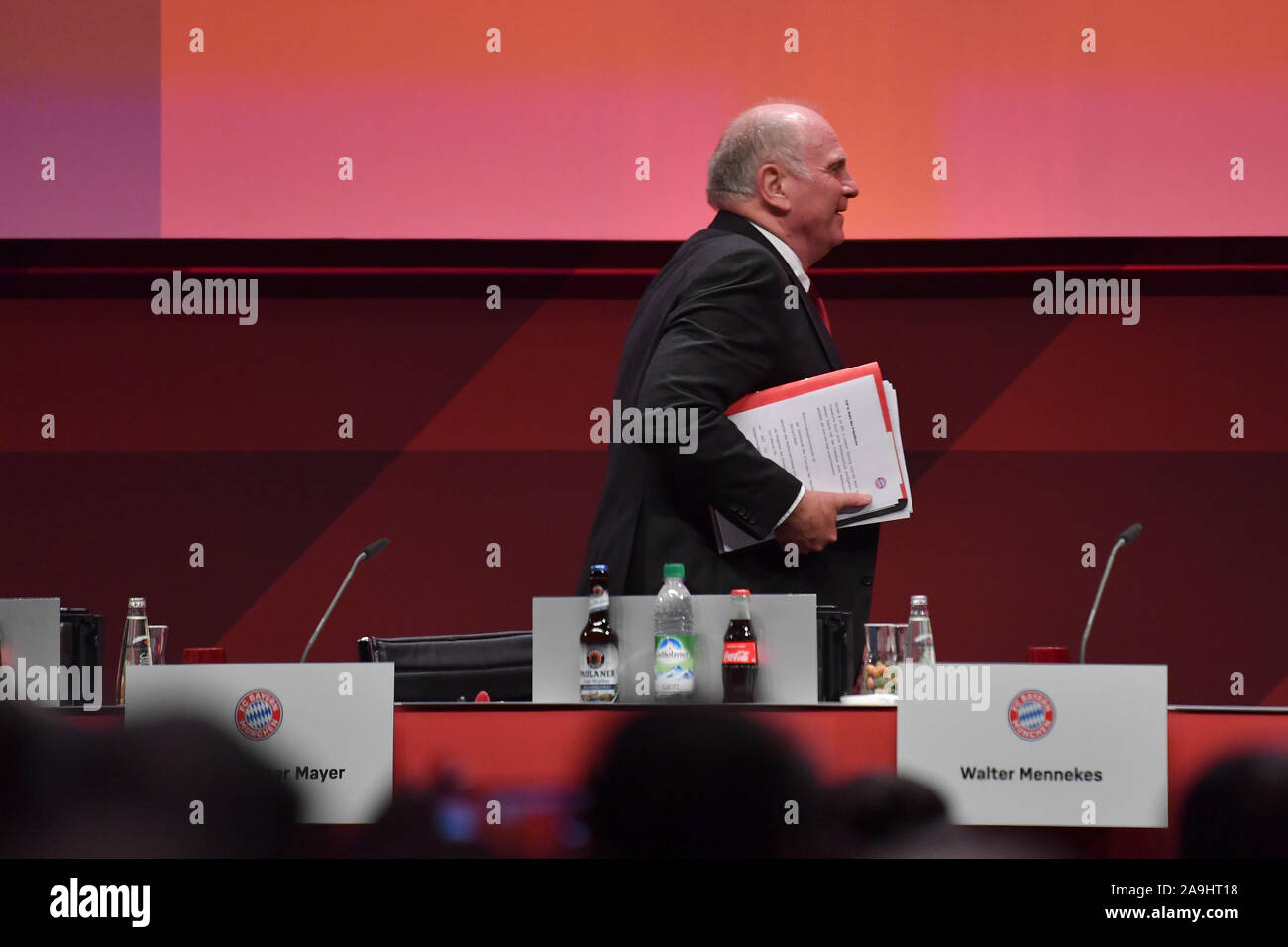 Monaco di Baviera, Germania. Xv Nov, 2019. Uli Hoeness (Honess, Presidente Onorario FC Bayern Monaco di Baviera) lascia il podio. La riunione generale annuale 2019 del FC Bayern Monaco di Baviera eV Il 15.11.2019. Olympiahalle Muechen | Utilizzo di credito in tutto il mondo: dpa/Alamy Live News Foto Stock