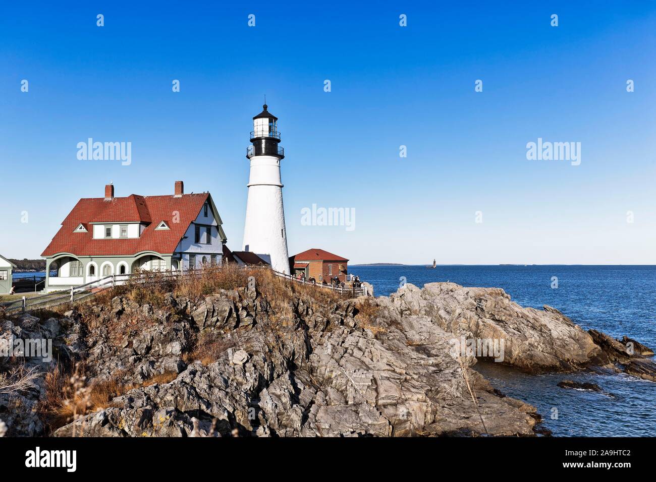Faro sulla costa rocciosa, Portland Head Lighthouse, Cape Elizabeth, Portland, Maine, New England, STATI UNITI D'AMERICA Foto Stock
