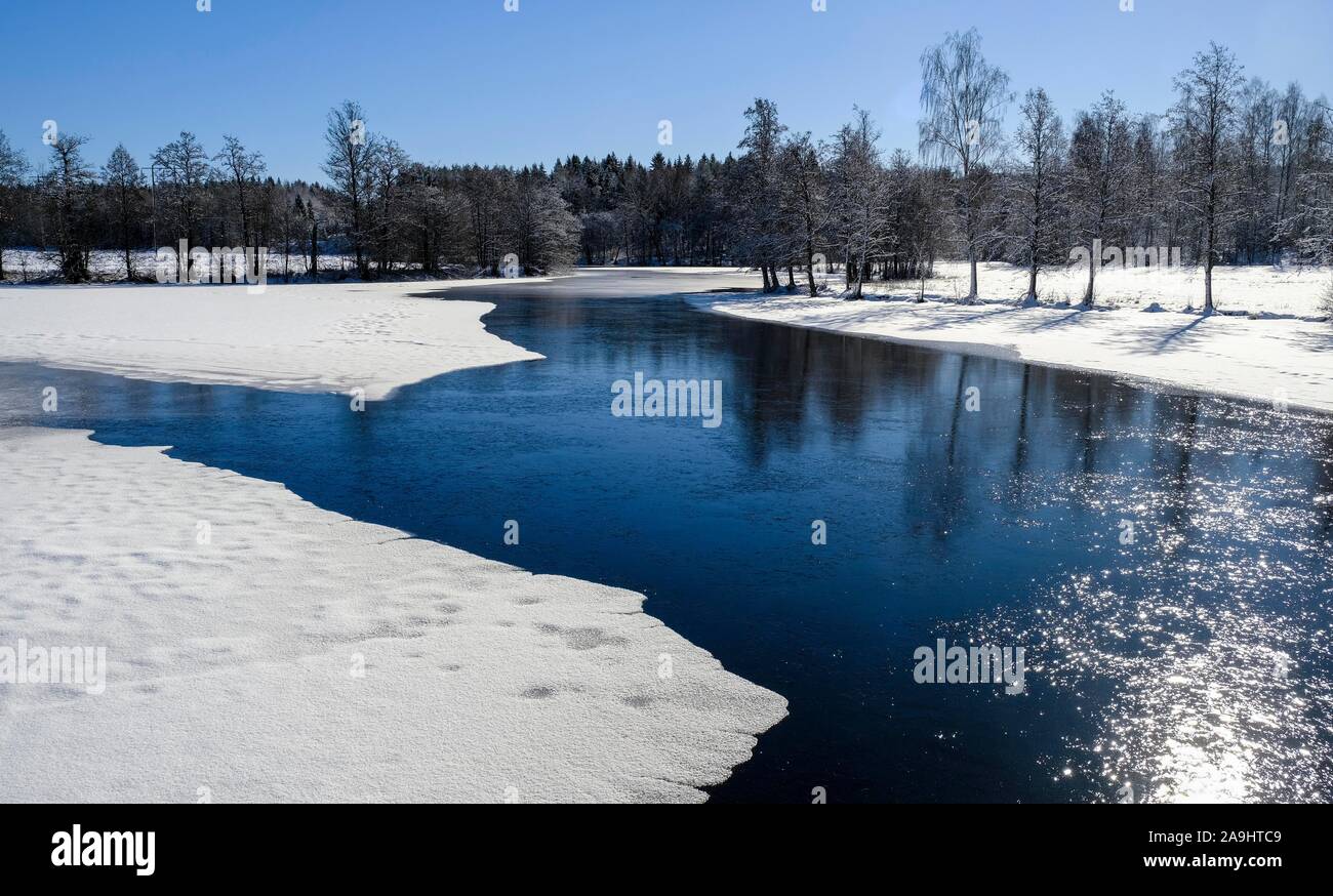 Aprire acqua nel lago ghiacciato, Dammarna, Glava, Glaskogen riserva naturale, Varmland, Svezia Foto Stock