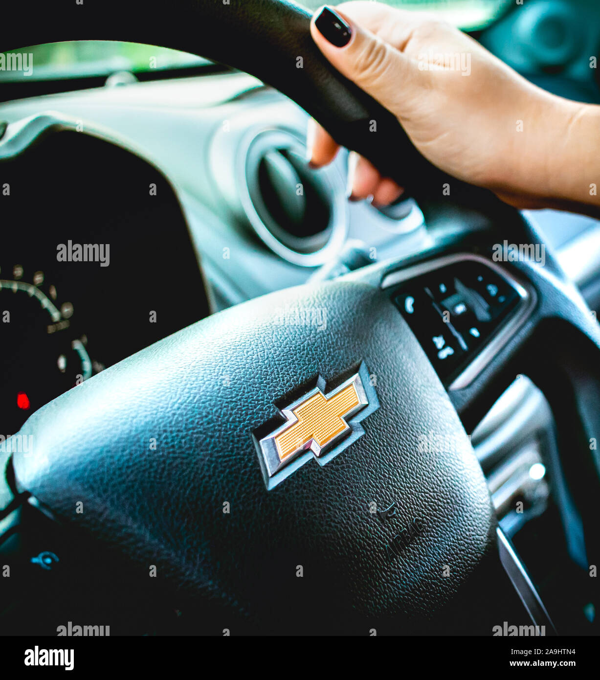 Brasilia, del Distretto Federale - Brasile. Novembre, 10, 2019. Fotografia di una donna dentro un 2014 Chevrolet agile vettura tiene il volante. Foto Stock