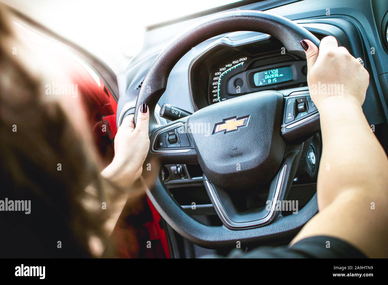 Brasilia, del Distretto Federale - Brasile. Novembre, 10, 2019. Fotografia di una donna dentro un 2014 Chevrolet agile vettura tiene il volante. Foto Stock