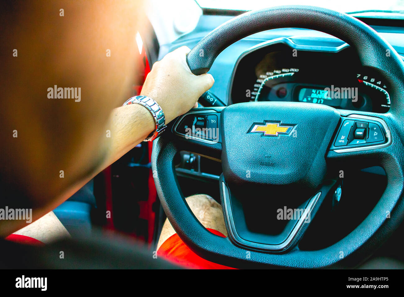 Brasilia, del Distretto Federale - Brasile. Novembre, 10, 2019. Fotografia di un uomo dentro un 2014 Chevrolet agile vettura tiene il volante. Foto Stock