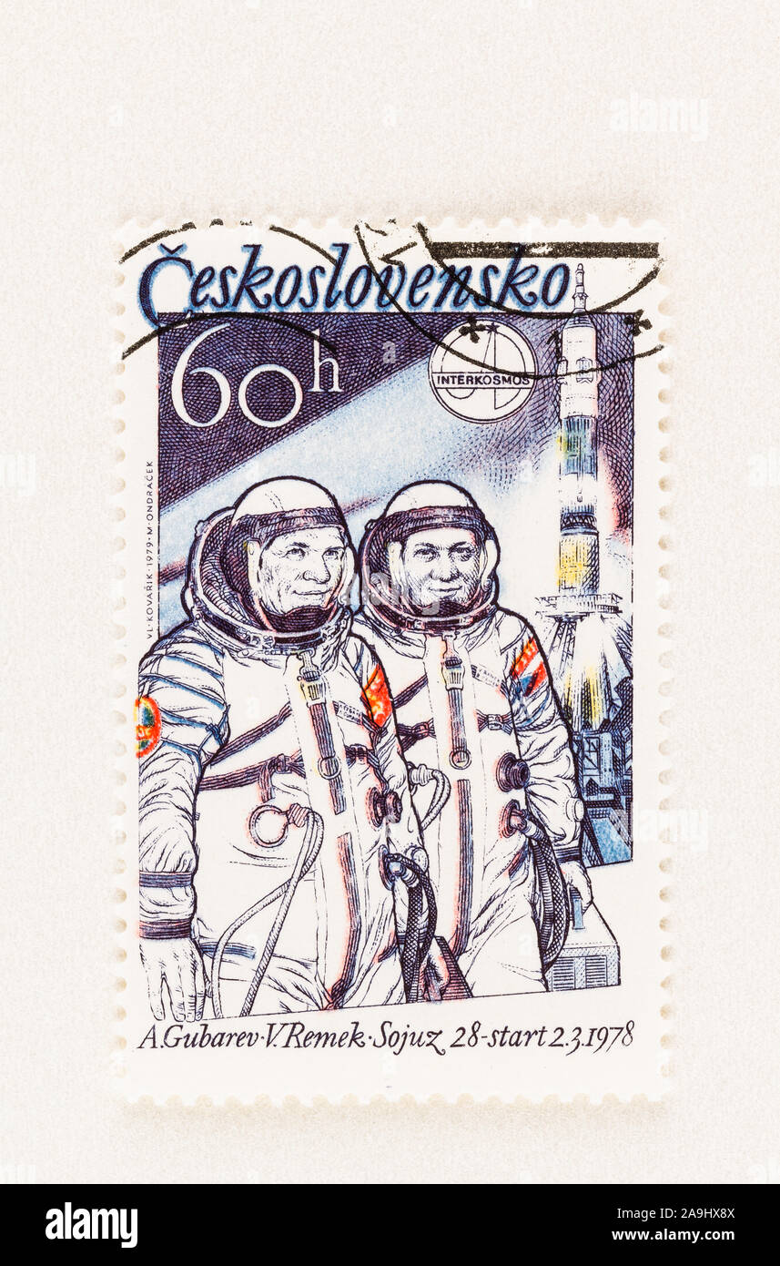 SEATTLE WASHINGTON - Ottobre 5, 2019: Remek cecoslovacco e sovietico cosmonauti Gubarev sul francobollo con Soyus navicella spaziale in background. Foto Stock