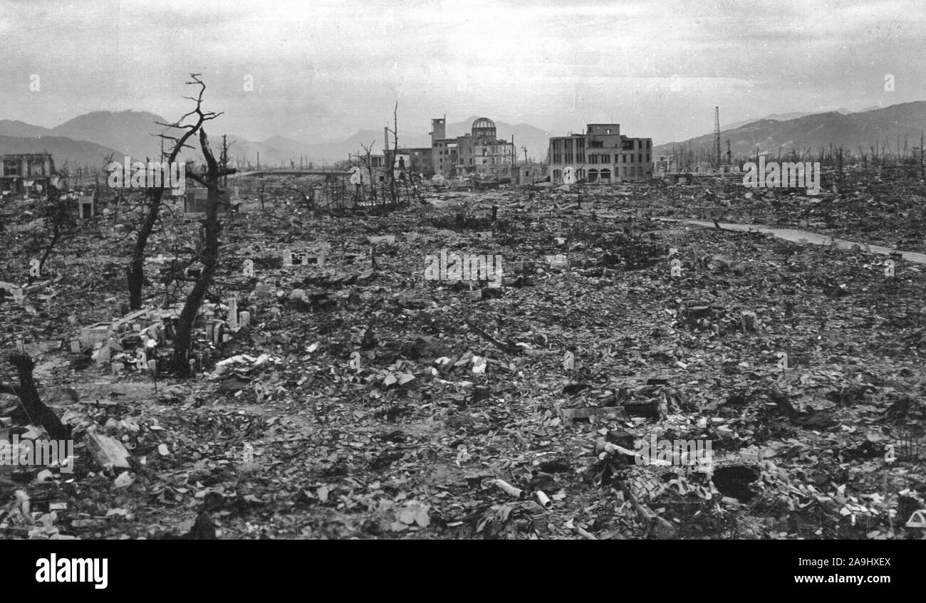 Distruzione vicino ipocentro del bombardamento di Hiroshima. L'edificio a cupola al centro della fotografia era uno dei pochi edifici della zona che, nonostante i gravi danni, rimase in piedi. Essa è stata conservata come la pace di Hiroshima commemorativo ed è stato nominato un Sito Patrimonio Mondiale dell'UNESCO nel 1996. Foto Stock