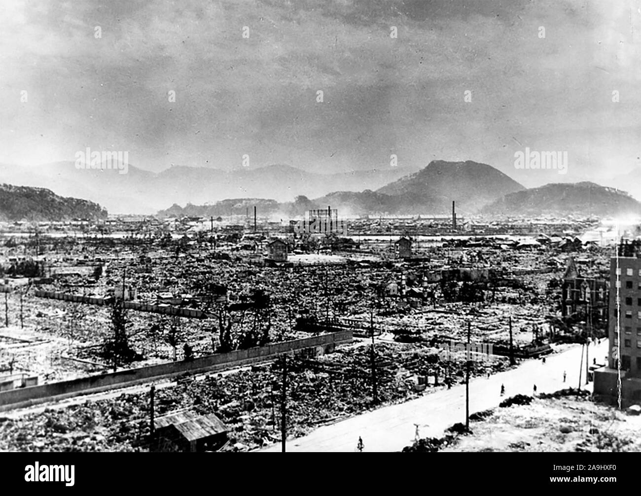 Un altro punto di vista di Hiroshima, mostrando la devastazione causata dalla prima bomba atomica è sceso in Giappone nel mese di agosto, 1945. Luglio 1946 Foto Stock