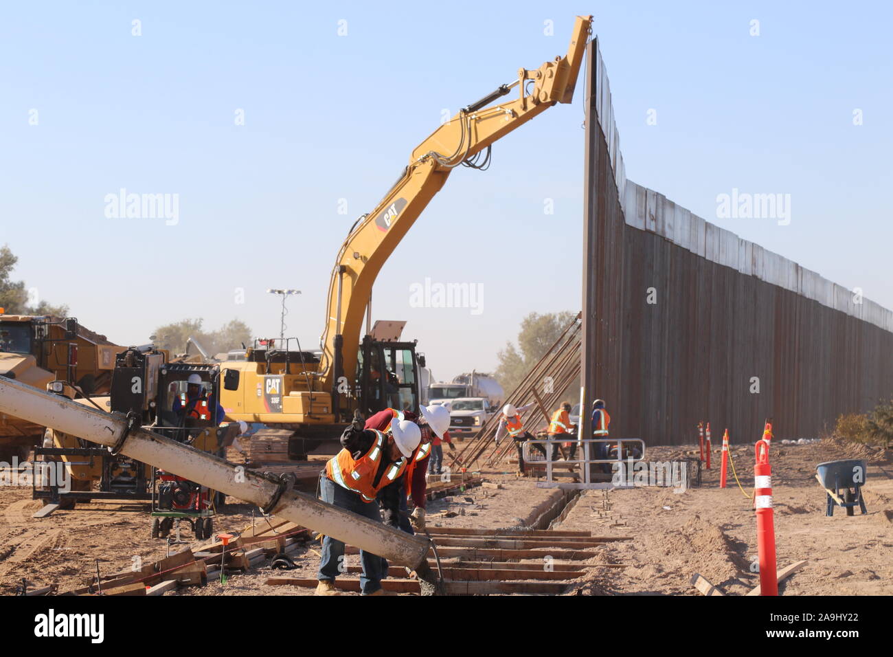 Un U.S. Esercito di ingegneri Task Force contraente barriera solleva un acciaio bollard pannello di barriera per calcestruzzo il posizionamento vicino a Yuma, Arizona, nov. 13, 2019. Questi progetti sono in corso di esecuzione da USACE, come diretto attraverso gli Stati Uniti Esercito dal Segretario della Difesa, in risposta al Dipartimento di Sicurezza della richiesta di assistenza per proteggere gli Stati Uniti frontiera meridionale bloccando i trafficanti di droga nei corridoi attraverso la costruzione di strade e di recinti, e l'installazione dei dispositivi di illuminazione sotto il titolo 10, Sezione 284 DEGLI STATI UNITI Codice. E DoD USACE sono esecuzione di questi progetti in suppo Foto Stock