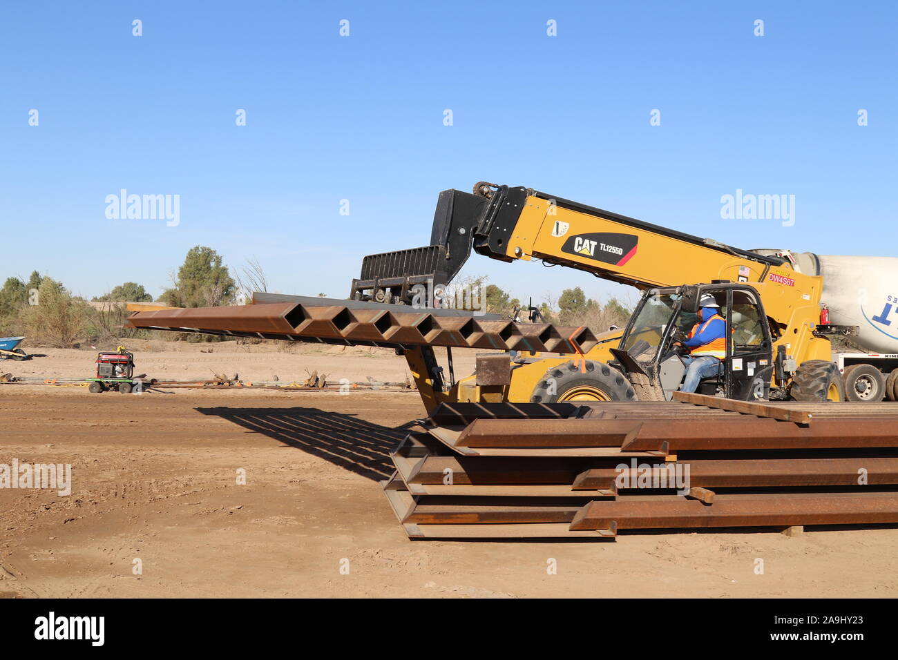 Un U.S. Esercito di ingegneri Task Force contraente barriera solleva un acciaio bollard pannello di barriera per il movimento per la barriera di confine per l'installazione nei pressi di Yuma, Arizona, nov. 13, 2019. Questi progetti sono in corso di esecuzione da USACE, come diretto attraverso gli Stati Uniti Esercito dal Segretario della Difesa, in risposta al Dipartimento di Sicurezza della richiesta di assistenza per proteggere gli Stati Uniti frontiera meridionale bloccando i trafficanti di droga nei corridoi attraverso la costruzione di strade e di recinti, e l'installazione dei dispositivi di illuminazione sotto il titolo 10, Sezione 284 DEGLI STATI UNITI Codice. E DoD USACE sono exec Foto Stock