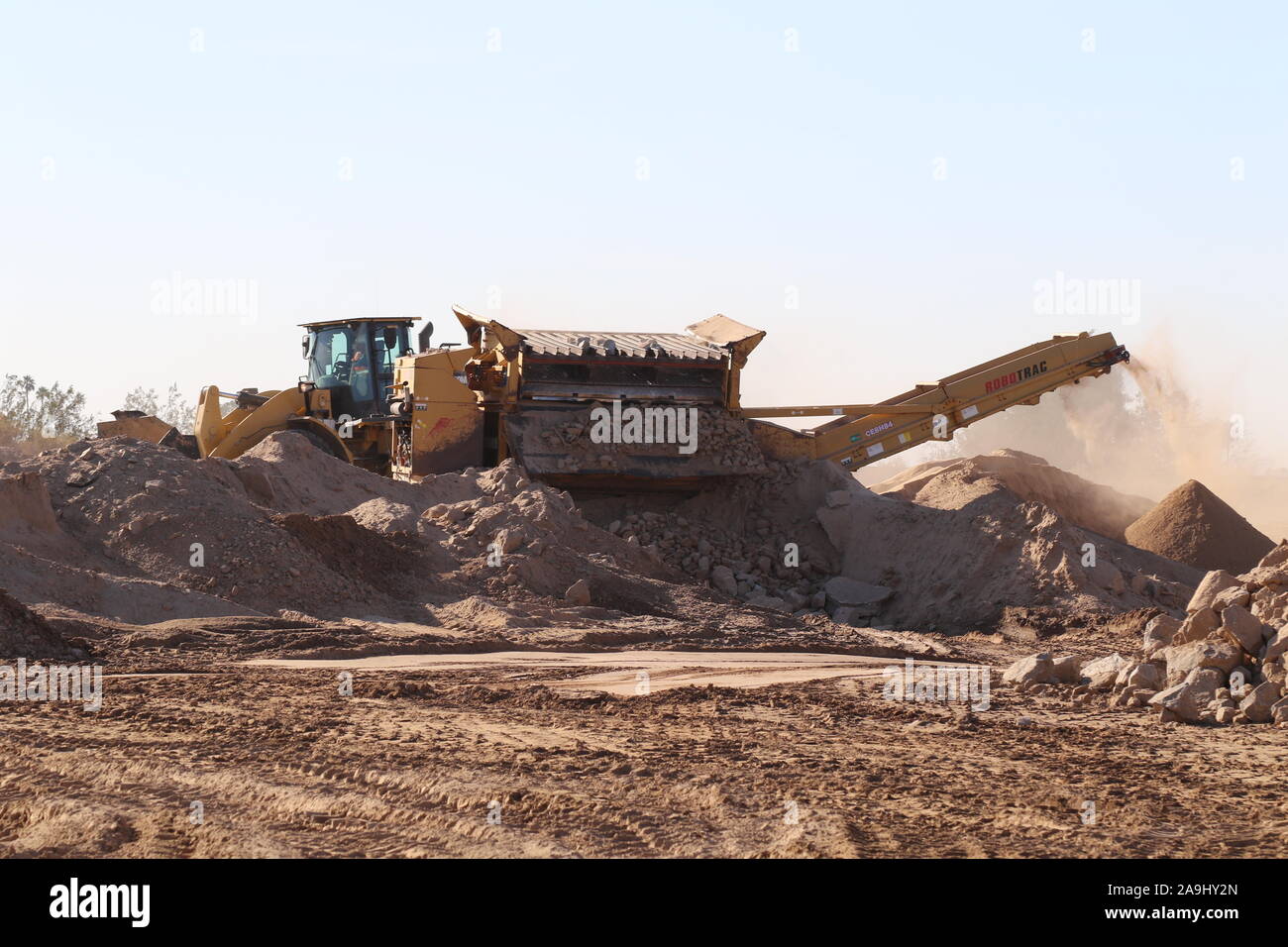 Un U.S. Esercito di ingegneri Task Force contraente barriera condizioni del terreno per barriera di confine la costruzione su un sito vicino a Yuma, Arizona, nov. 13, 2019. Questi progetti sono in corso di esecuzione da USACE, come diretto attraverso gli Stati Uniti Esercito dal Segretario della Difesa, in risposta al Dipartimento di Sicurezza della richiesta di assistenza per proteggere gli Stati Uniti frontiera meridionale bloccando i trafficanti di droga nei corridoi attraverso la costruzione di strade e di recinti, e l'installazione dei dispositivi di illuminazione sotto il titolo 10, Sezione 284 DEGLI STATI UNITI Codice. E DoD USACE sono esecuzione di questi progetti in suppor Foto Stock