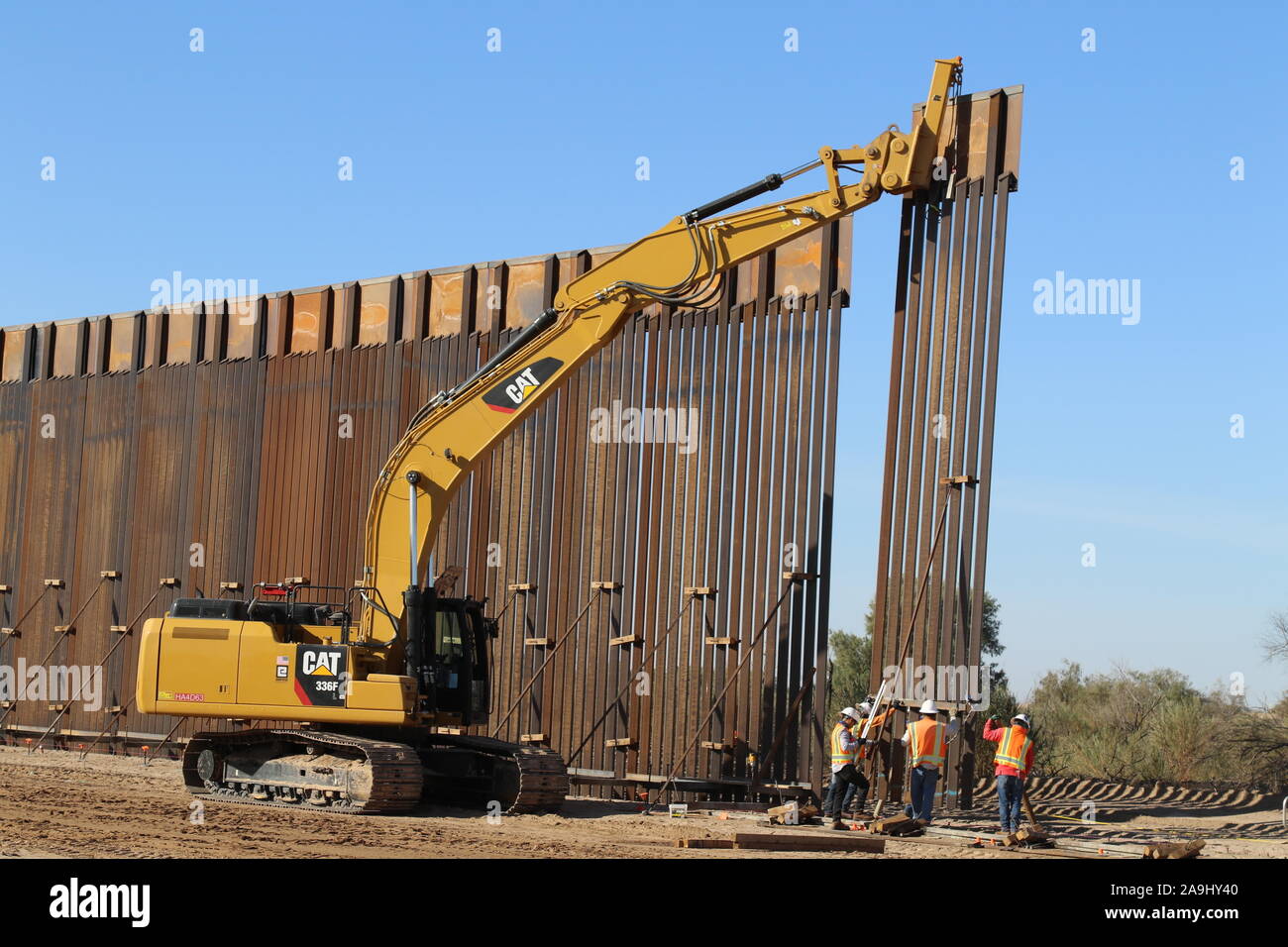Un U.S. Esercito di ingegneri Task Force contraente barriera solleva un acciaio bollard pannello di barriera per calcestruzzo il posizionamento vicino a Yuma, Arizona, nov. 13, 2019.Questi progetti vengono eseguiti da USACE, come diretto attraverso gli Stati Uniti Esercito dal Segretario della Difesa, in risposta al Dipartimento di Sicurezza della richiesta di assistenza per proteggere gli Stati Uniti frontiera meridionale bloccando i trafficanti di droga nei corridoi attraverso la costruzione di strade e di recinti, e l'installazione dei dispositivi di illuminazione sotto il titolo 10, Sezione 284 DEGLI STATI UNITI Codice. E DoD USACE sono esecuzione di questi progetti in suppor Foto Stock