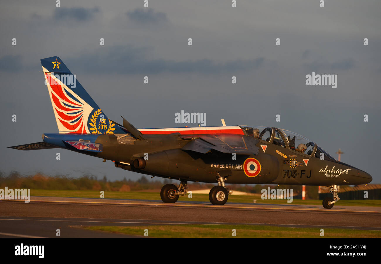 Una forza aerea francese Dassault/Dornier Alpha Jet da Tours - Saint-Symphorien Air Base, Center-Val de Pays de la Loire, in Francia, una corsa in taxi per il disarmo di rampa di Royal Air Force Lakenheath, Inghilterra nov. 13, 2019. Durante la visita, i piloti francesi hanno partecipato negli Stati Uniti F-15 formazione di immersione con ala Liberty equipaggio. Foto Stock