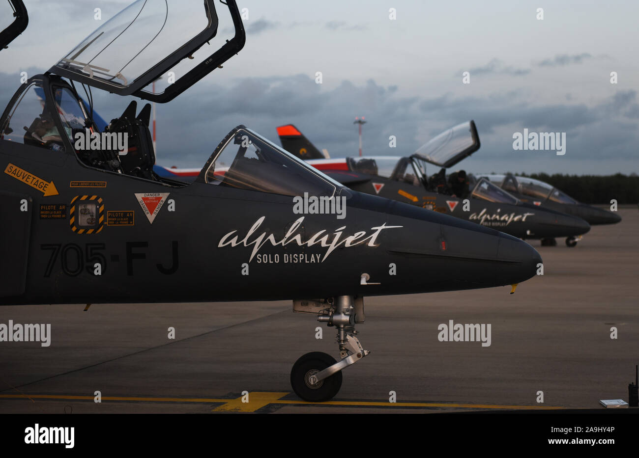 Forza Aerea francese Dassault/Dornier Alpha getti da Tours - Saint-Symphorien Air Base, Center-Val de Pays de la Loire, in Francia sono arrivati a Royal Air Force Lakenheath, Inghilterra nov. 13, 2019. Durante la visita, i piloti francesi hanno partecipato negli Stati Uniti F-15 formazione di immersione con ala Liberty equipaggio. Foto Stock
