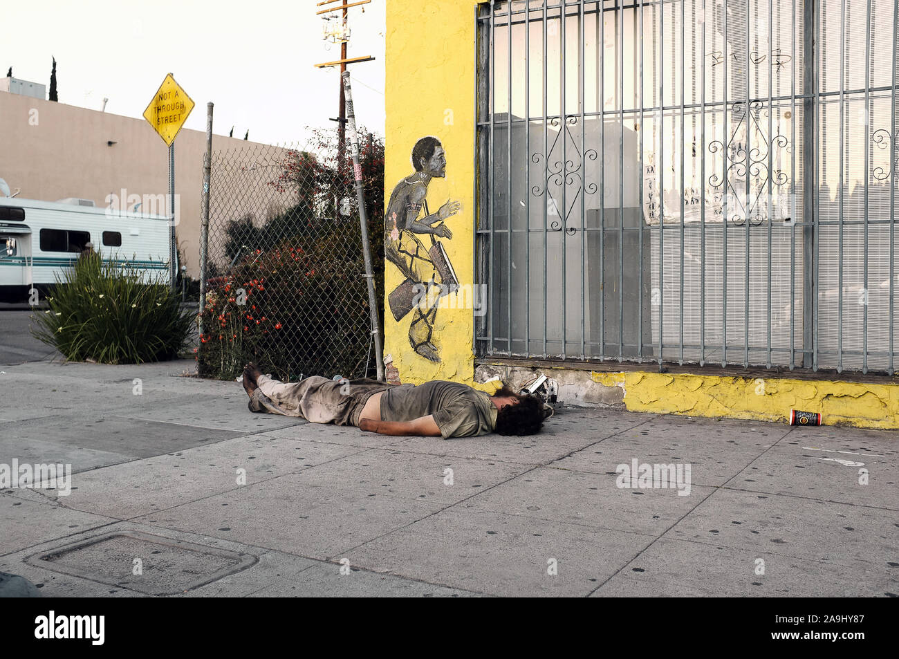Random non identificato persona che dormiva nelle strade del centro cittadino di Los Angeles, CA il 29 luglio 2018. Foto Stock