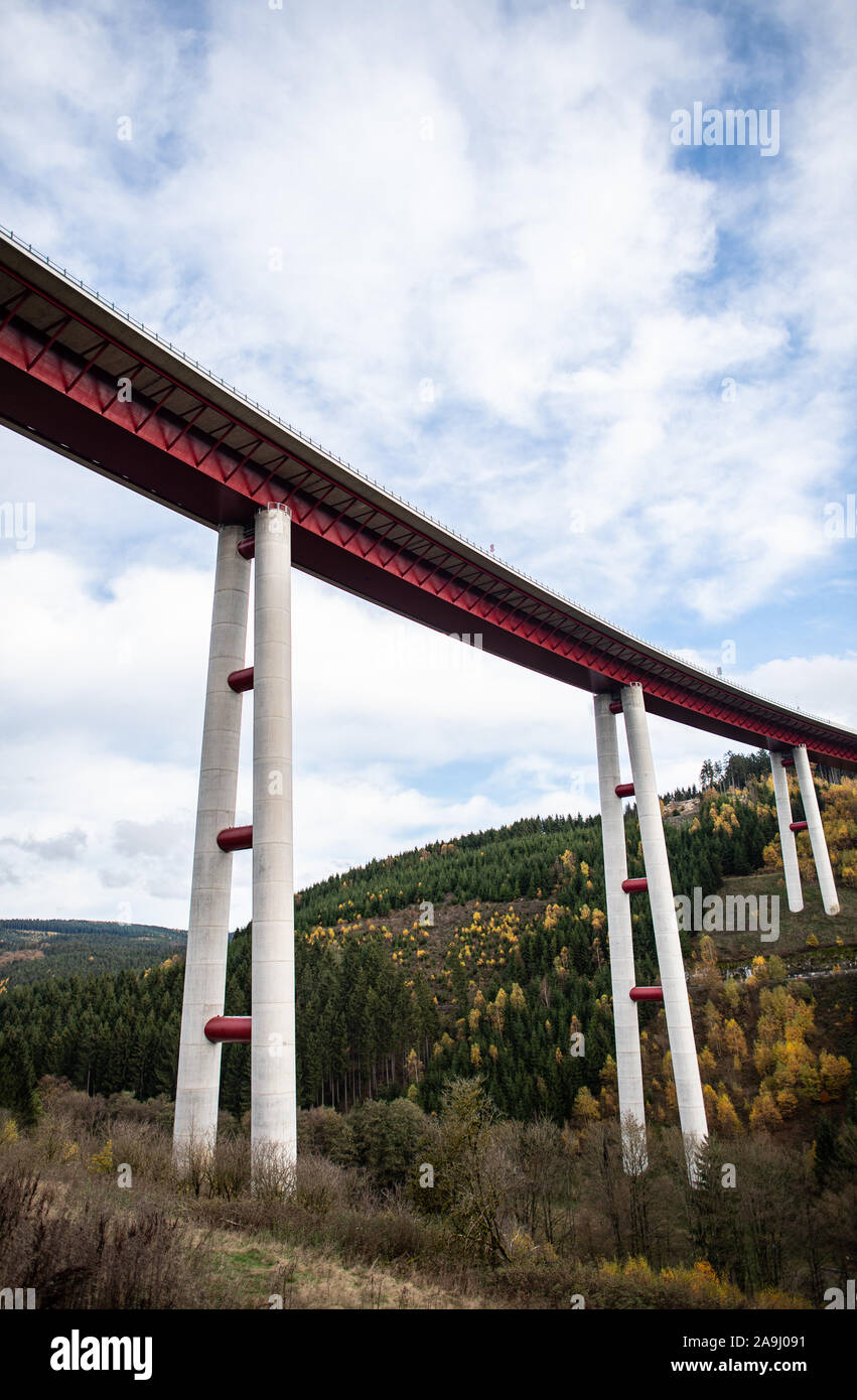 Nuttlar, Germania. Xiv Nov, 2019. Una foto della valle Nuttlar ponte. Il ponte di valle Nuttlar è il completamento di un ponte a valle nel corso dell'estensione dell'autostrada federale 46 nel Sauerland. Con un altezza di 115 metri, è il ponte più alto nella Renania settentrionale-Vestfalia. Il 18.11.2019 il ponte e la A46 sarà ufficialmente inaugurato e aperto al traffico. Credito: Guido Kirchner/dpa/Alamy Live News Foto Stock