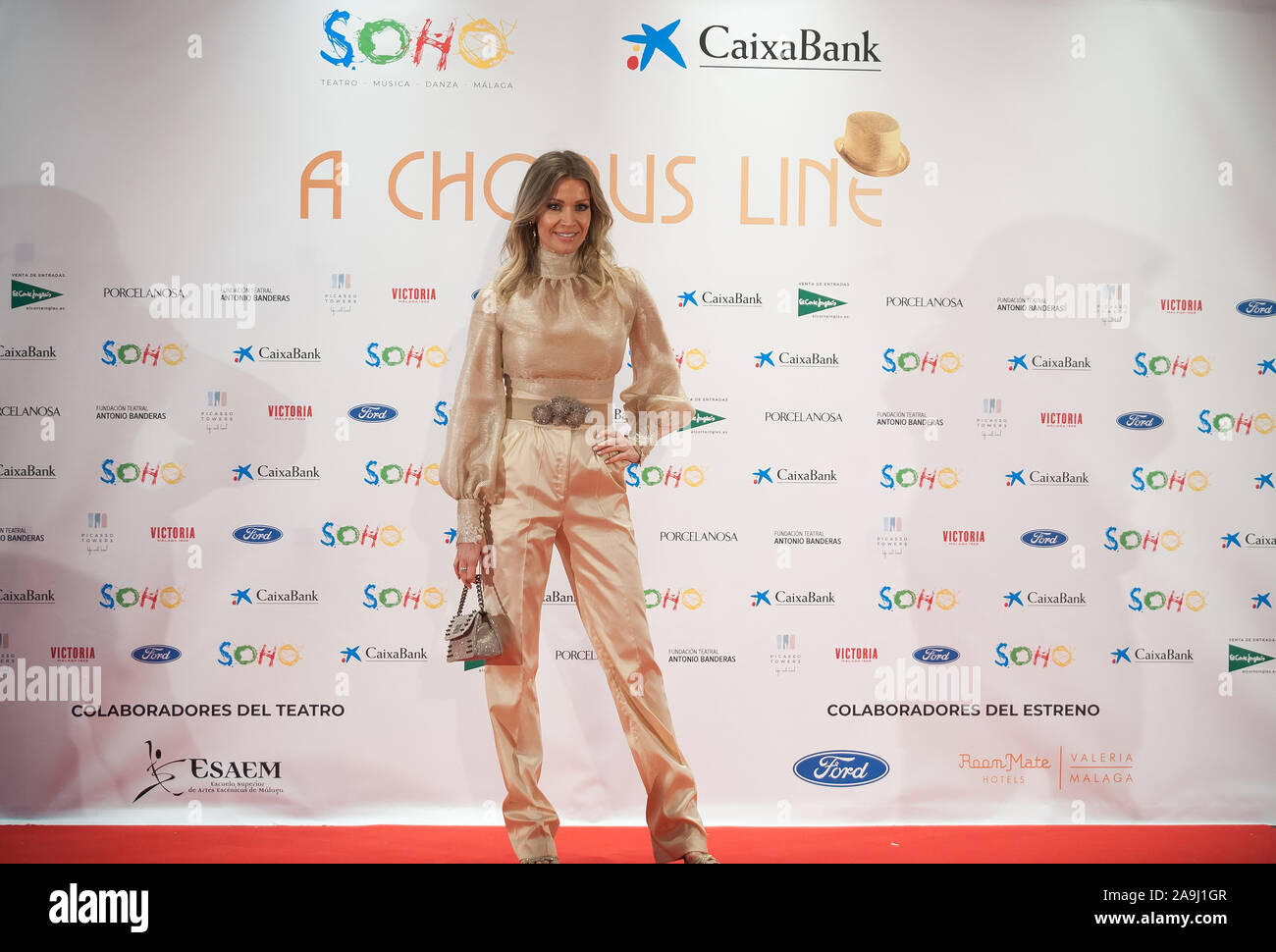 Malaga, Spagna. Xv Nov, 2019. Nicole Kimpel designer e partner di attore spagnolo Antonio Banderas pone sul tappeto rosso durante un photocall del musical "Un Chorus Line' prima della sua premiere a Soho teatro Caixabank.spagnolo attore e regista Antonio Banderas apre il suo nuovo teatro in Malaga con il suo primo musical "Un Chorus Line', basato in originale produzione musicale circa la storia di un gruppo di danzatori provenienti da Broadway che mirano a prendere parte al coro musicale. Credito: SOPA Immagini limitata/Alamy Live News Foto Stock