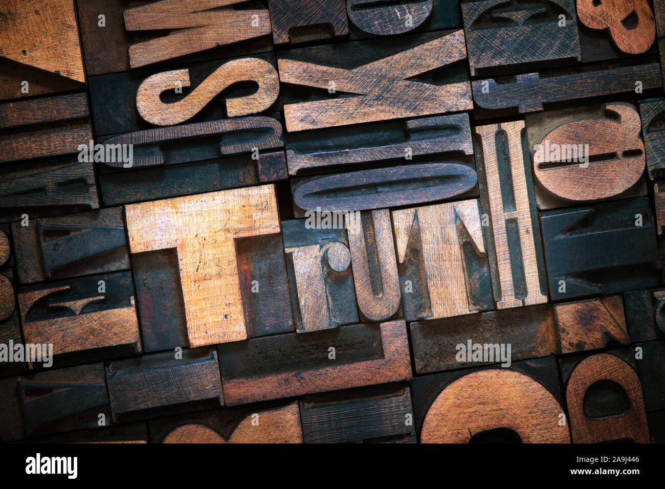 La verità parola fatta da legno blocchi di stampa in rilievo all'interno di molte lettere sullo sfondo Foto Stock