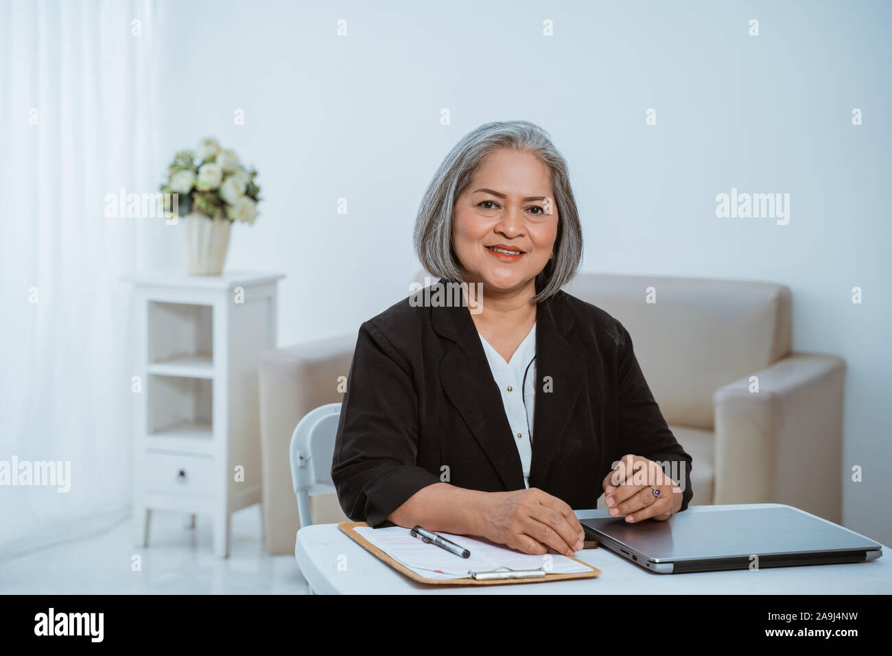 Fiducioso senior business donna Foto Stock