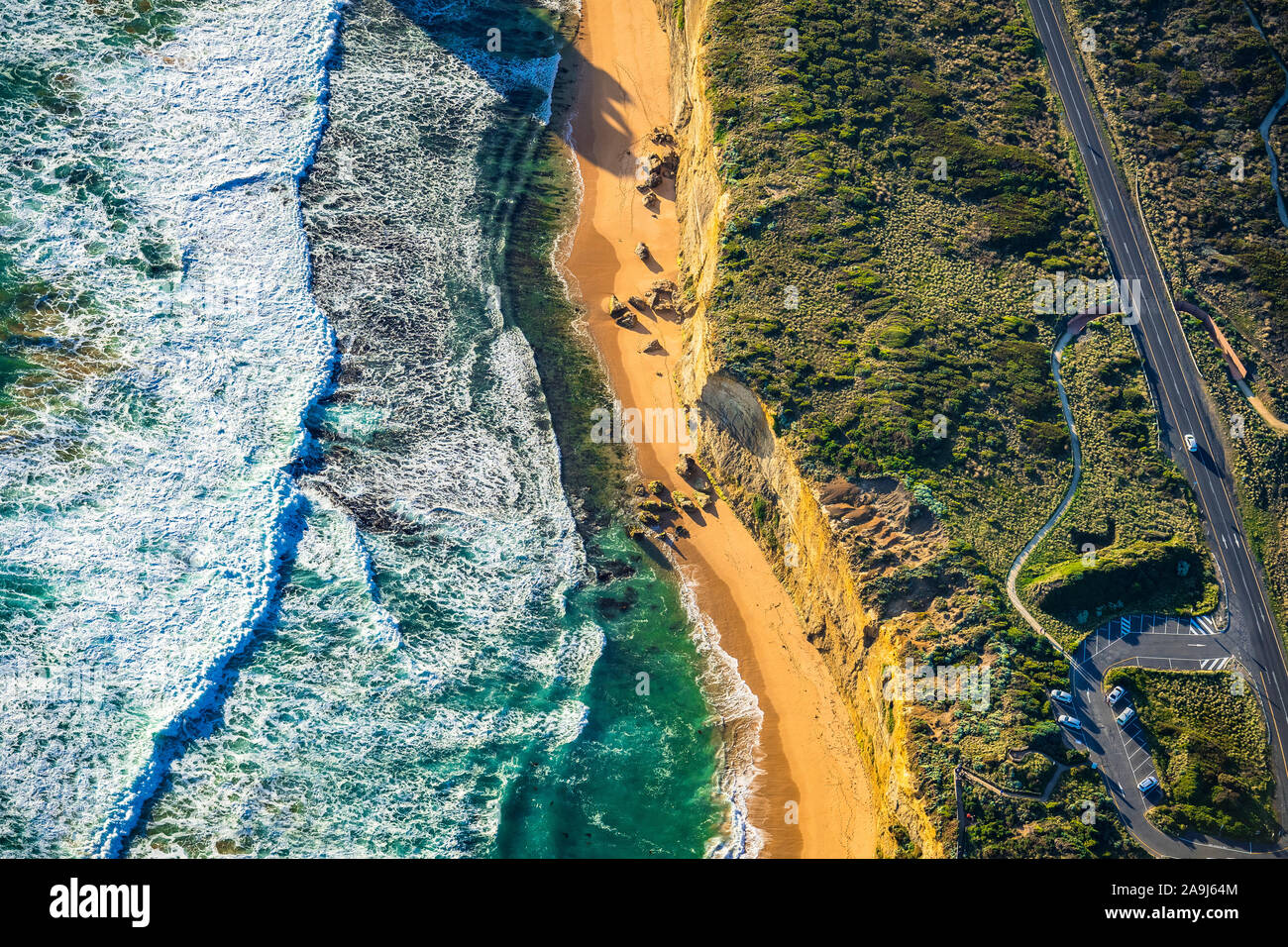 La Great Ocean Road e Gibson passi da una prospettiva aerea. Victoria, Australia. Foto Stock