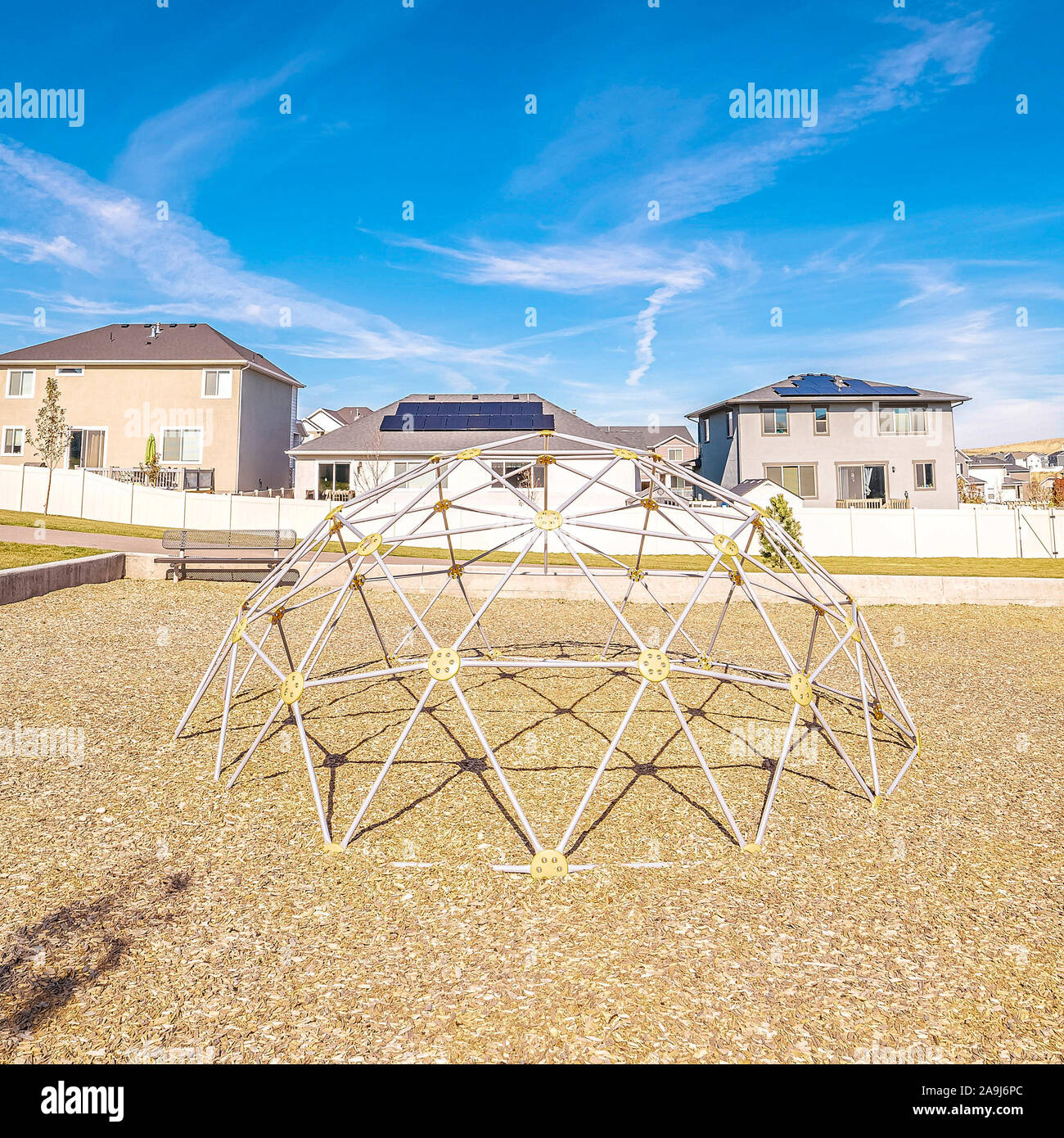 Cornice quadrata cupola di arrampicata in un parco giochi per bambini in una città Foto Stock