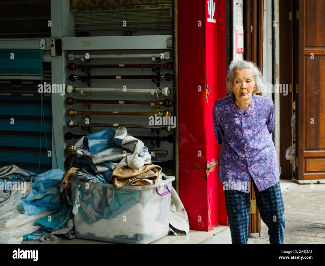 HAIKOU, Hainan in Cina - Mar 2, 2019 - Anziani donna cinese facendo una passeggiata nel centro della città di Haikou. La Cina ha un rapido invecchiamento della popolazione. Foto Stock
