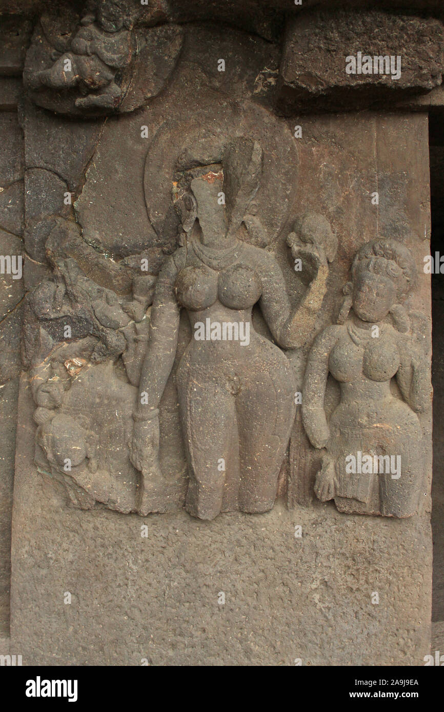 Grotta 9, scolpite figure femminili Portico di destra, Aurangabad Grotte, Aurangabad, Maharashtra, India Foto Stock