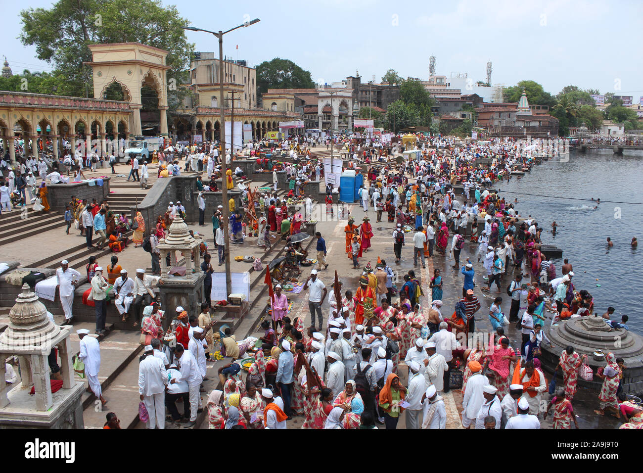 La folla di persone prendere la balneazione nel fiume indrayani durante Alandi yatra, Alandi Devachi di Pune, Maharashtra, India Foto Stock