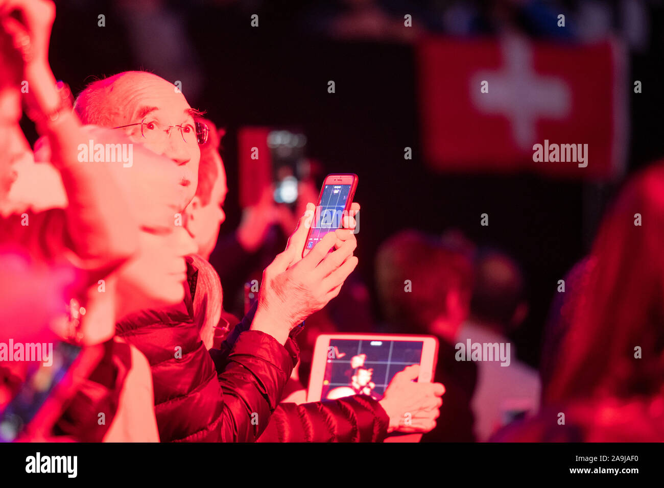 2019 Nitto ATP Finals di Londra, Regno Unito. Il 14 novembre 2019. Gli appassionati e gli spettatori con compresse e telefoni cellulari preparare alla fotografia Roger Federer come l'arena O2 è immersa in un bagno di illuminazione rossa. Credito: Malcolm Park/Alamy. Foto Stock