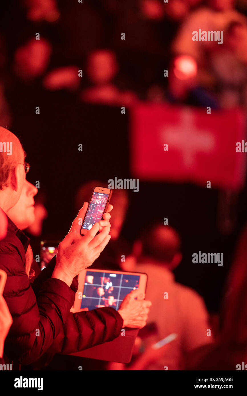 2019 Nitto ATP Finals di Londra, Regno Unito. Il 14 novembre 2019. Gli appassionati e gli spettatori con compresse e telefoni cellulari preparare alla fotografia Roger Federer come l'arena O2 è immersa in un bagno di illuminazione rossa. Credito: Malcolm Park/Alamy. Foto Stock