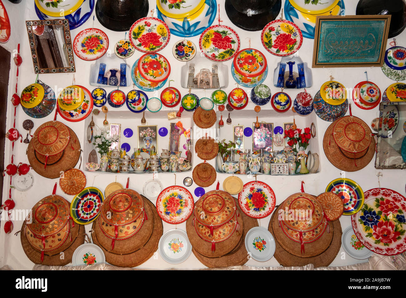 Etiopia, Est Hararghe, Harar, interni di Rewda Guest House, decor tradizionale del tessuto cesti e shelf contenente stoviglie Foto Stock