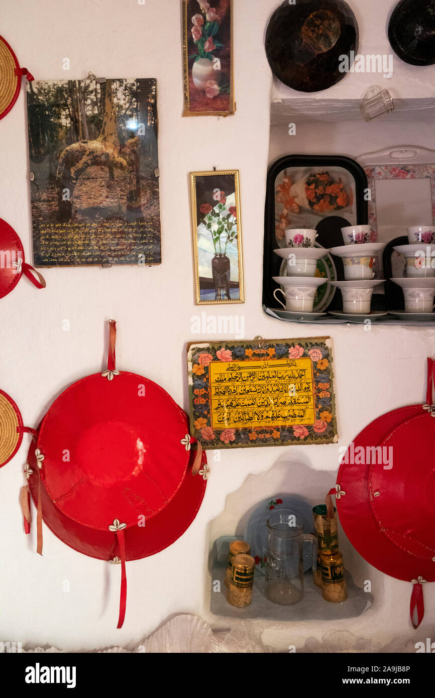 Etiopia, Est Hararghe, Harar, interni di Rewda Guest House, decor tradizionale del tessuto cesti e shelf contenente stoviglie Foto Stock