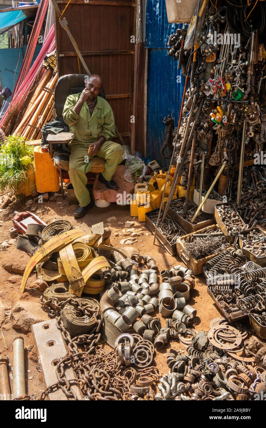 Etiopia, Est Hararghe, Harar, Mercato di riciclaggio, uomo vendita di metallo, i dadi, i bulloni, catene Foto Stock
