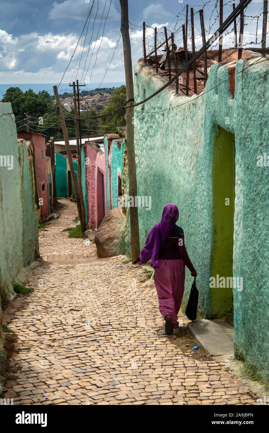 Etiopia, Est Hararghe, Harar, Harar Jugol, antica città murata, donna tra colorfully casa dipinta di pareti di composto Foto Stock