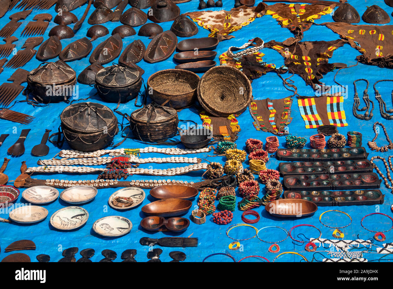 Etiopia, Sud Omo, Key Afer, mercato del giovedì, sezione artigianato, souvenir locali per la vendita ai turisti Foto Stock