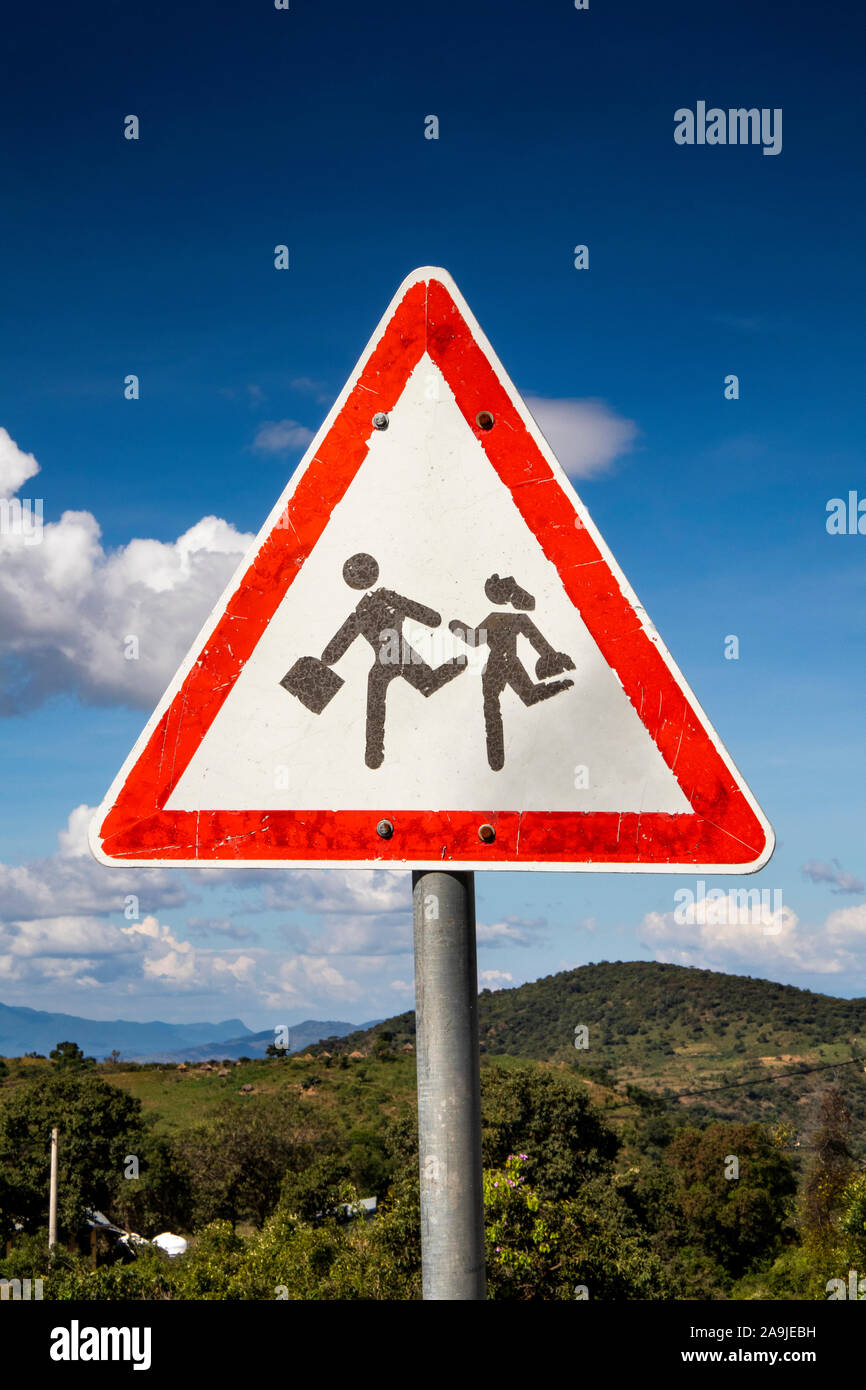 Etiopia, Sud Omo, Key Afer, sicurezza stradale, scuola di segno di avvertimento che mostra i bambini Foto Stock
