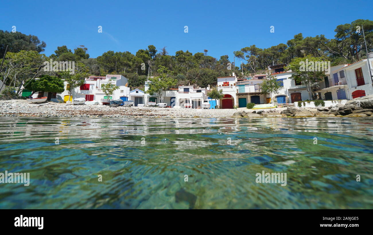 Mare con case di pescatori e barche sulla costa mediterranea della Spagna, Costa Brava, Cala S'Alguer, Palamos, la Catalogna Foto Stock