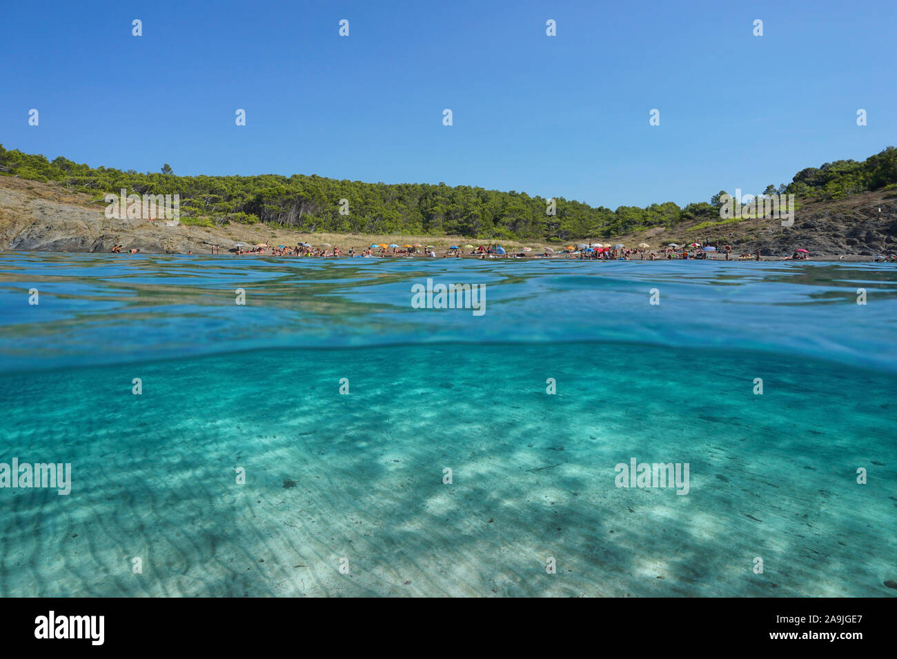 Spagna vacanze estive, spiaggia costa con sabbia subacquea, split view oltre al di sotto della superficie dell'acqua, mare Mediterraneo, in Costa Brava Catalogna, Llanca Foto Stock
