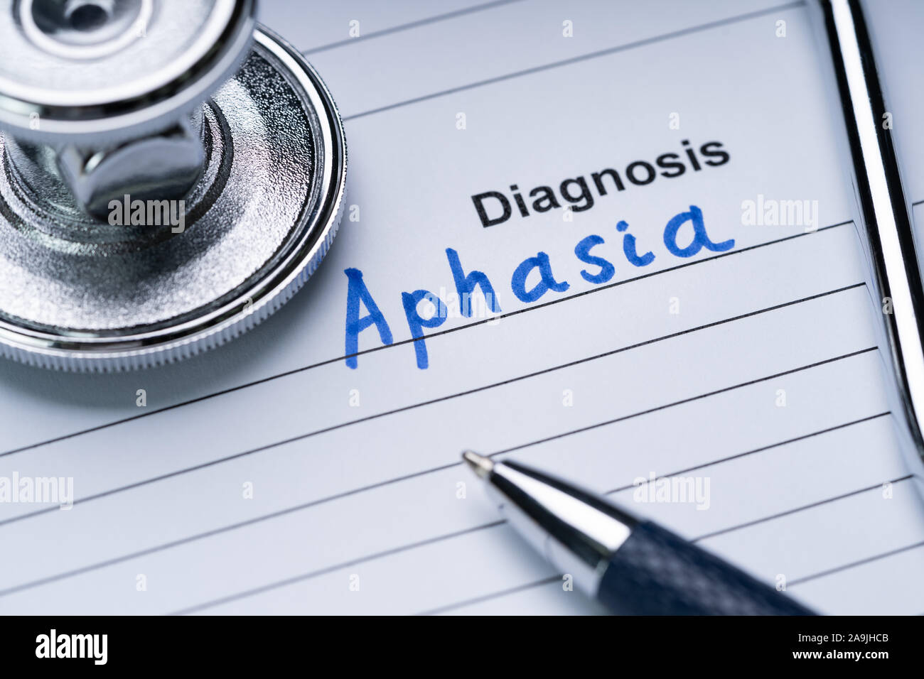 Close-up di uno stetoscopio e la penna sul modulo di diagnostica con diagnosi afasia Foto Stock