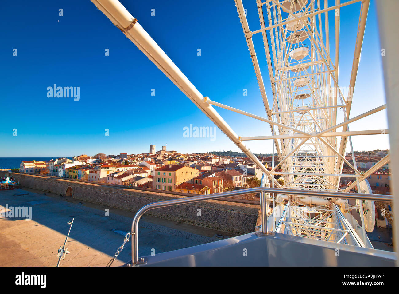 Antibes. Storico riviera francese la città vecchia di Antibes vista dalla ruota panoramica Ferris, famosa destinazione in Costa Azzurra, Francia Foto Stock